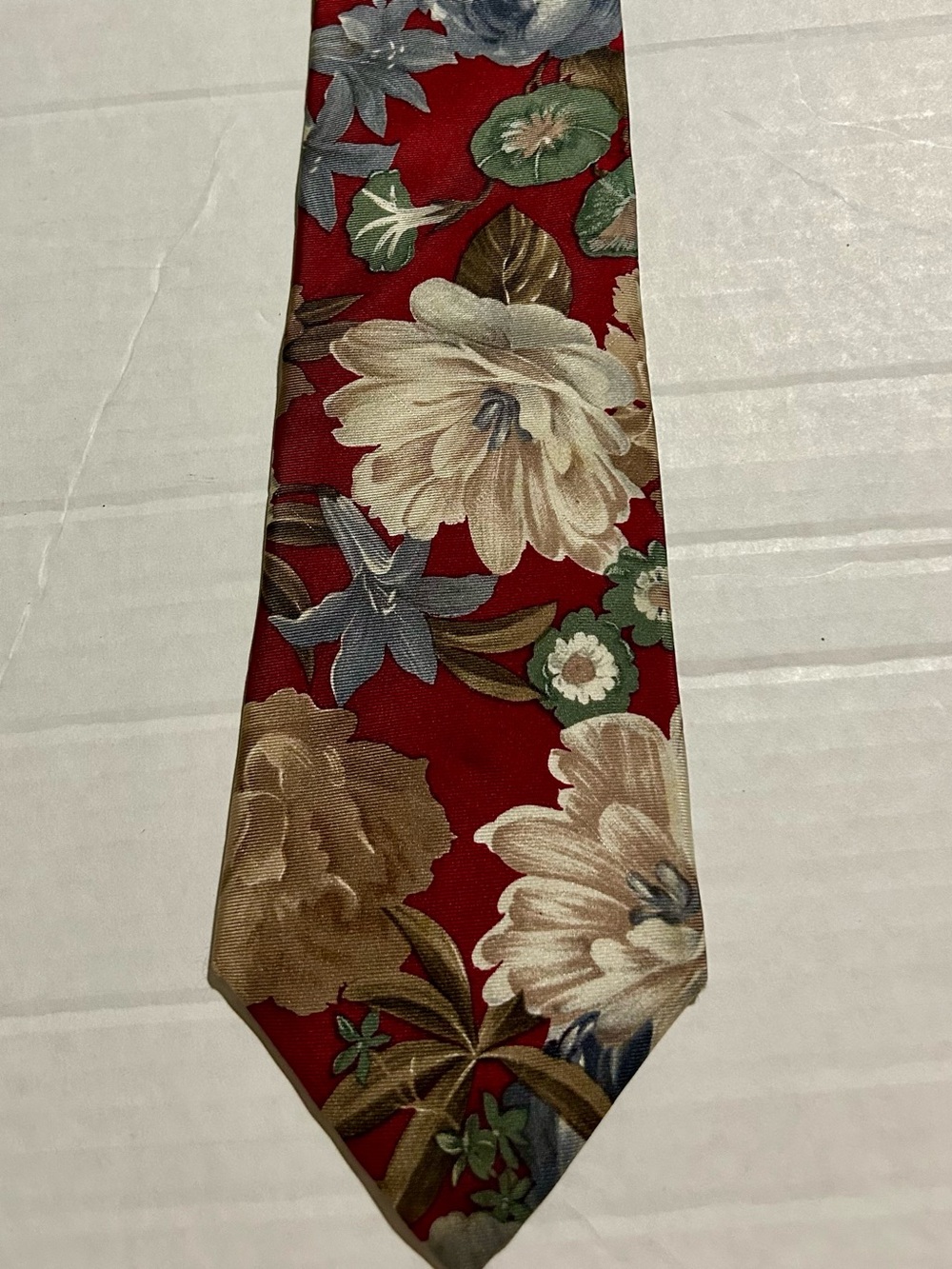 Vintage Surrey Sophisticates Red Green White Floral Silk Tie 3”
